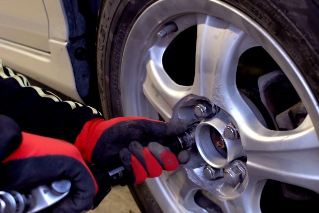【レンタカーの車両整備】定期点検と車検は何が違う？