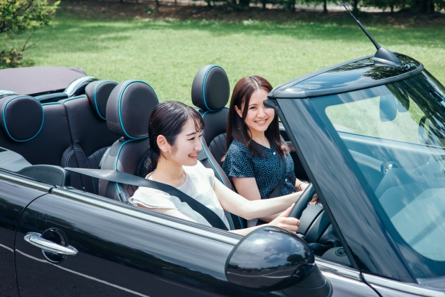 誰でもオープンカーをレンタルできる?