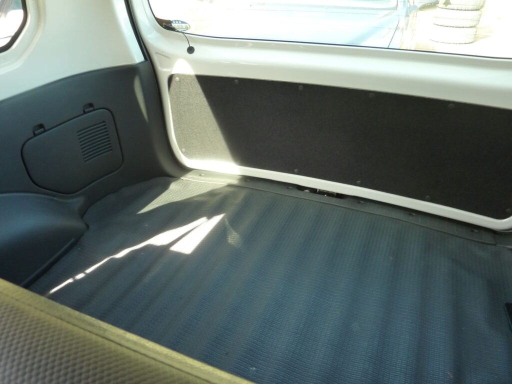 プロボックス車両の広い荷台