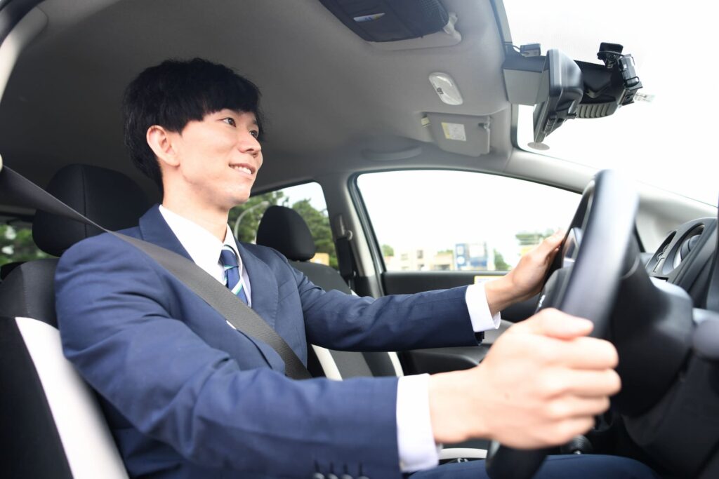 プロボックスを運転するビジネスマン