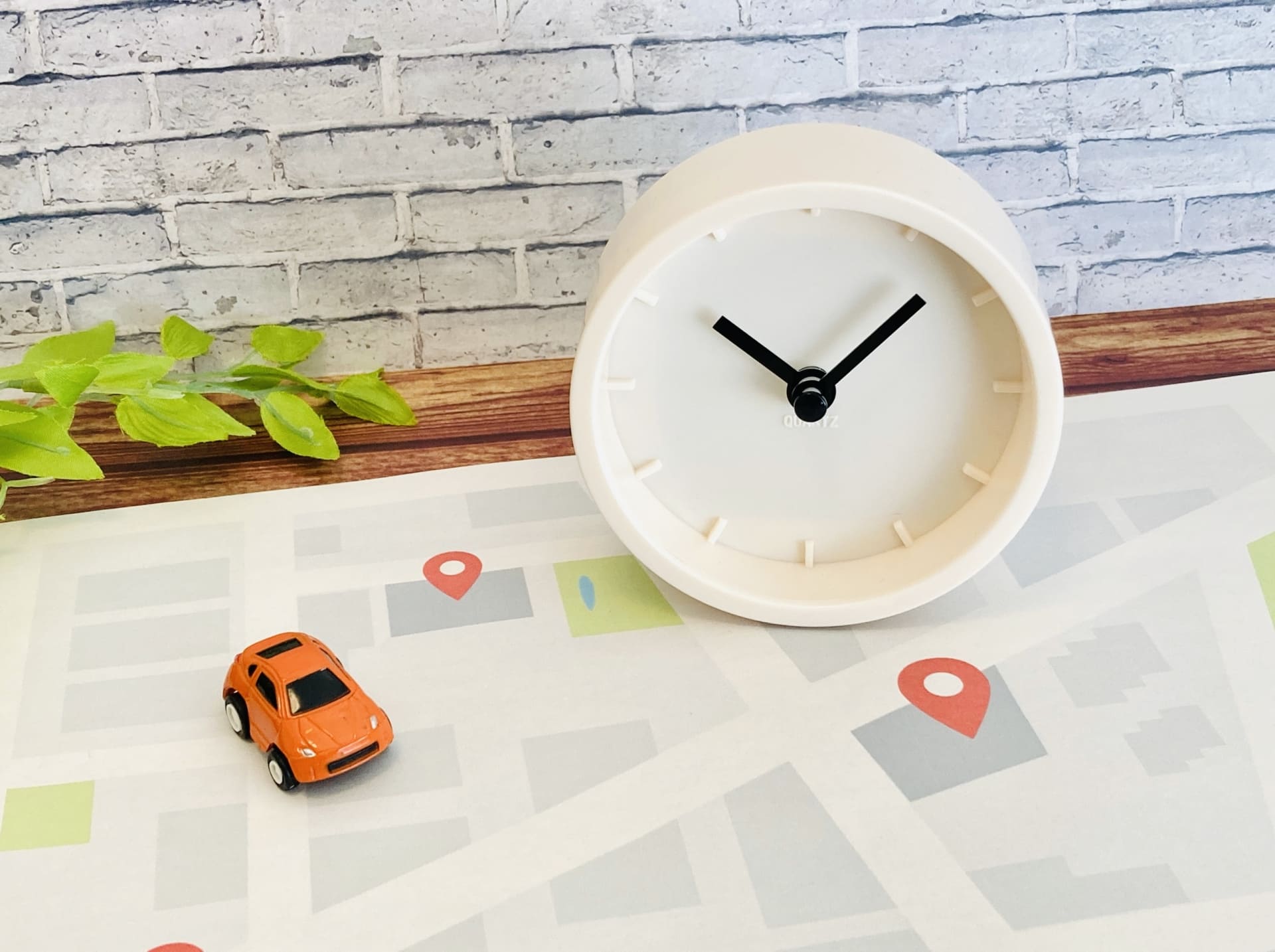 レンタカーの予約に関する地図と時計