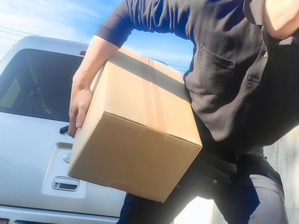 エブリイのレンタカーから荷物を運び出す