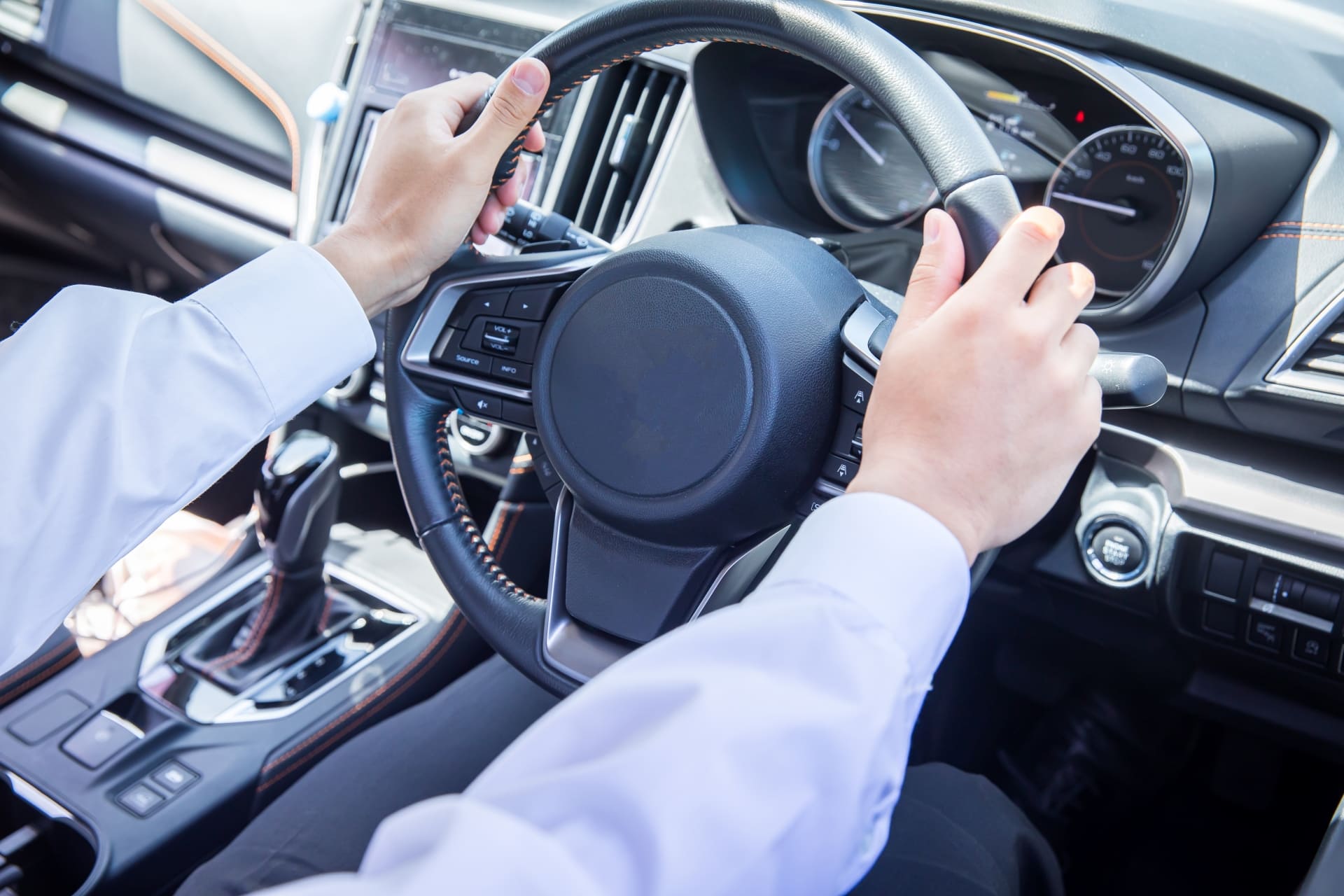 使いやすいレンタカーを運転している手元