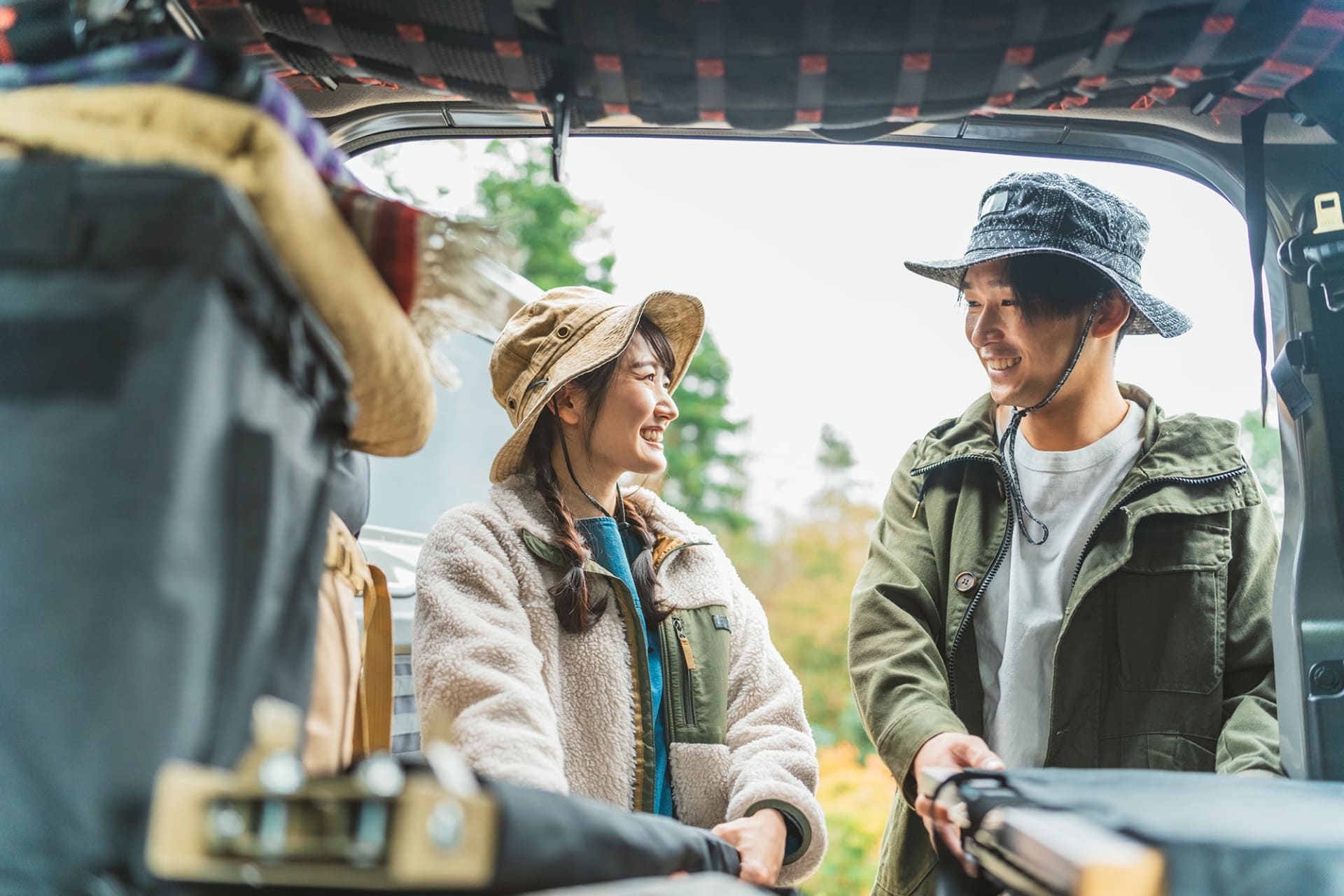 レンタカー1日利用でキャンプに行くカップル