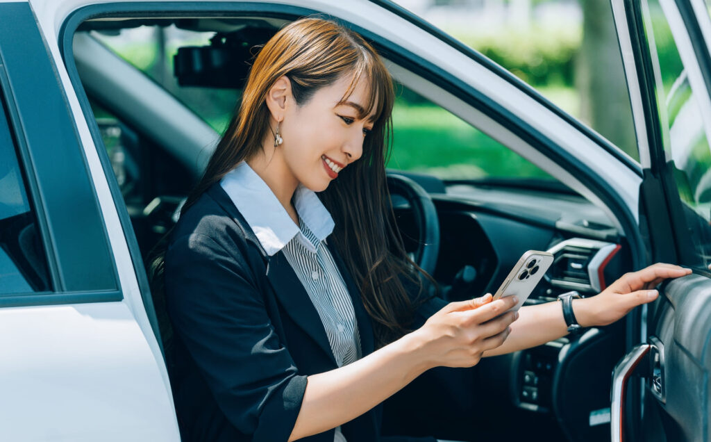 名古屋出張で近くのハローレンタカーを利用する女性