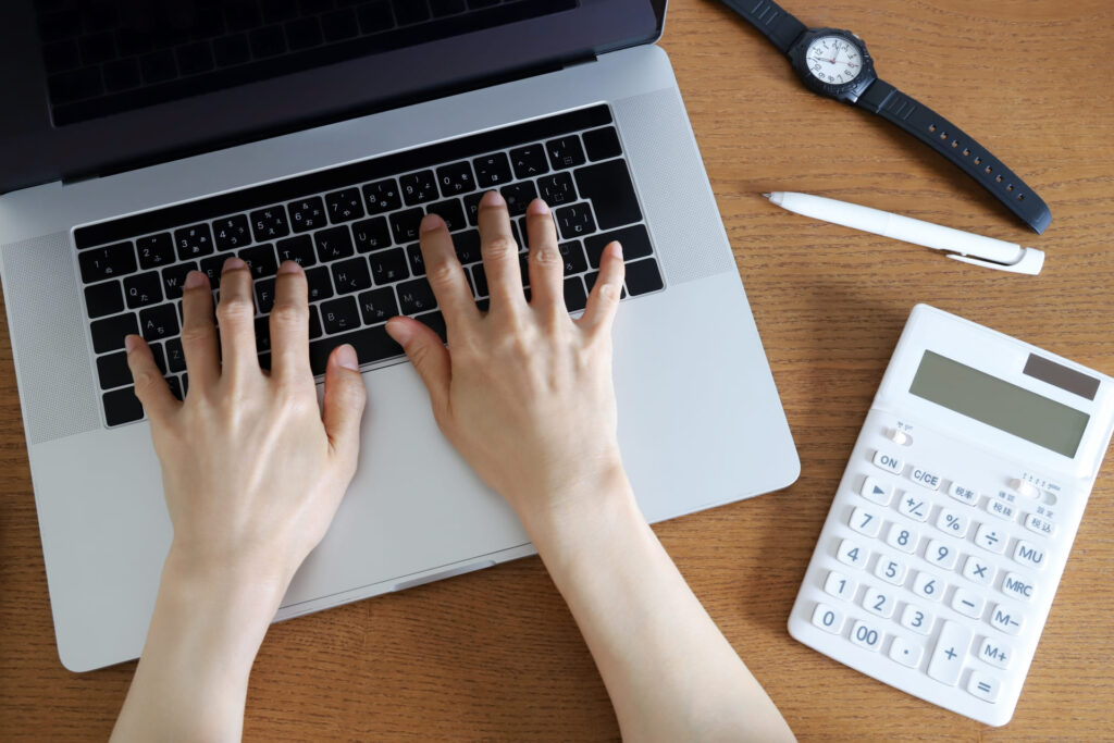 名古屋市で1週間レンタカーを借りる前に下調べをしている様子