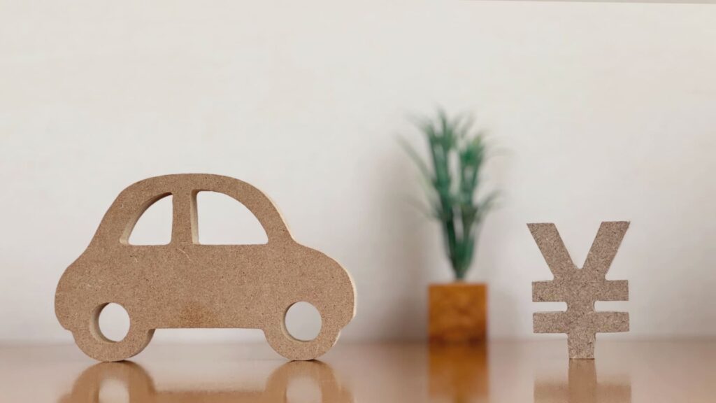 車とお金のマークの置物