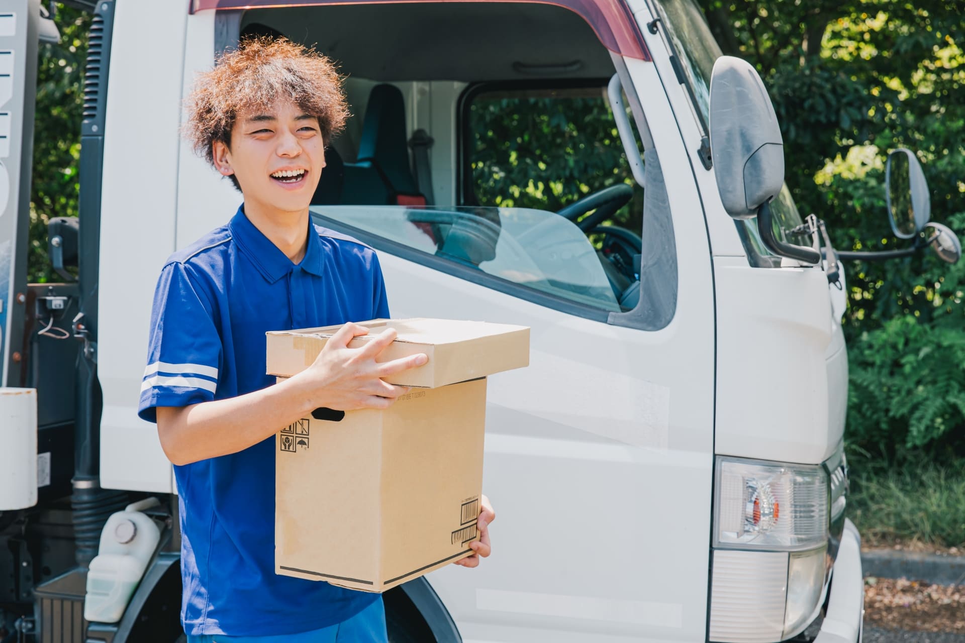 業務でレンタカーを使用している男性