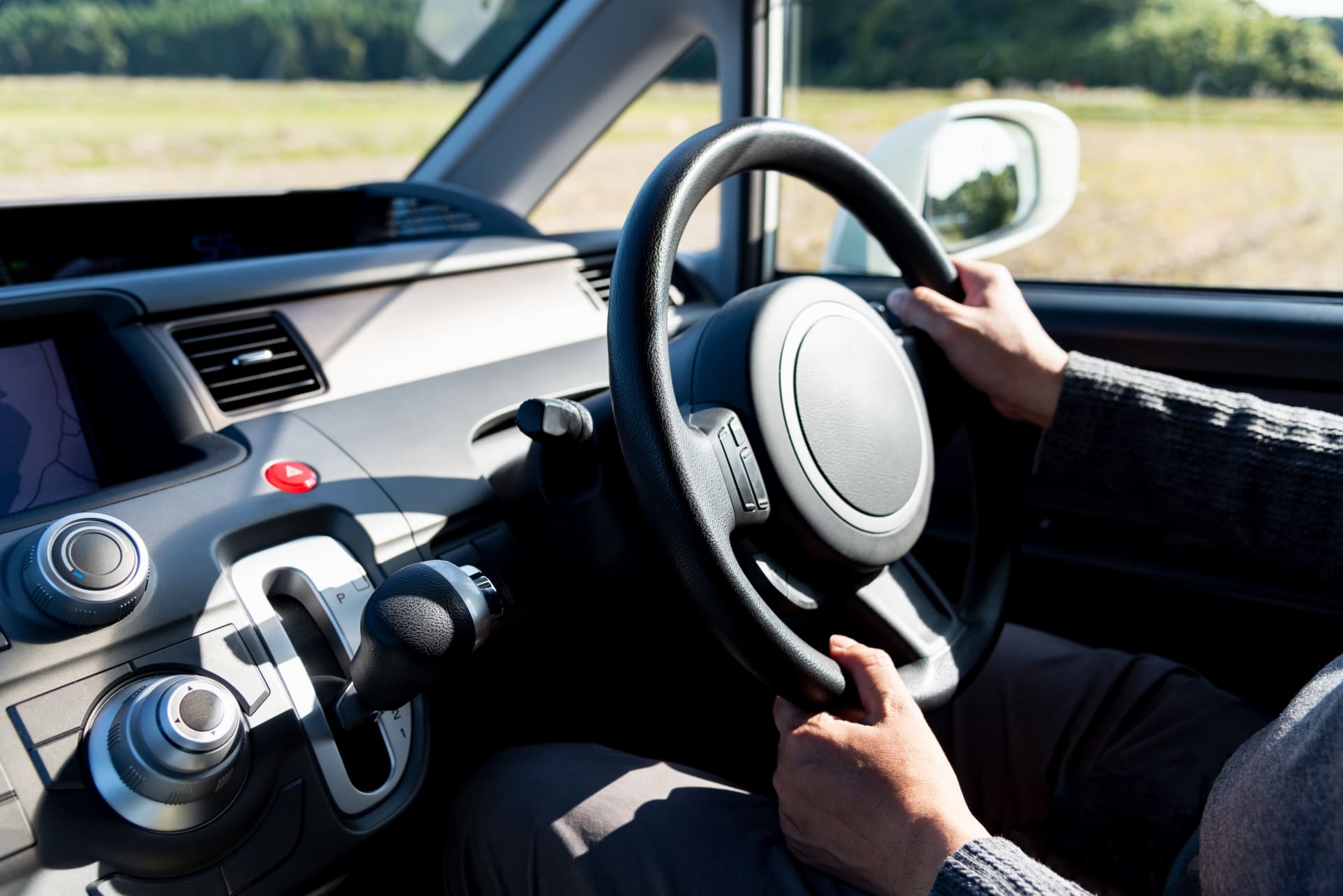 名駅で借りたレンタカーを運転する手元