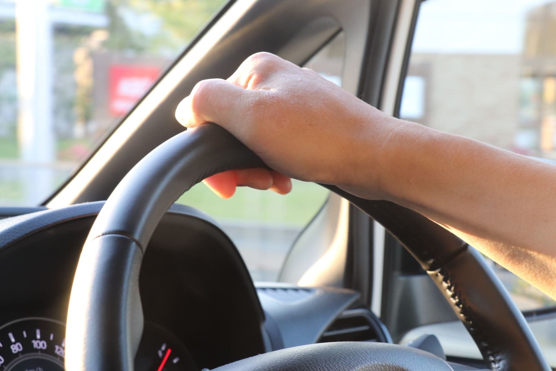 名古屋市で1週間レンタカーを利用している運転手の手元