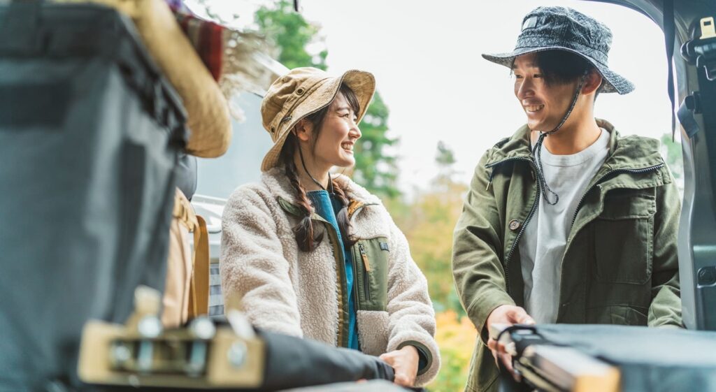 名古屋でレンタカーを借りるカップル