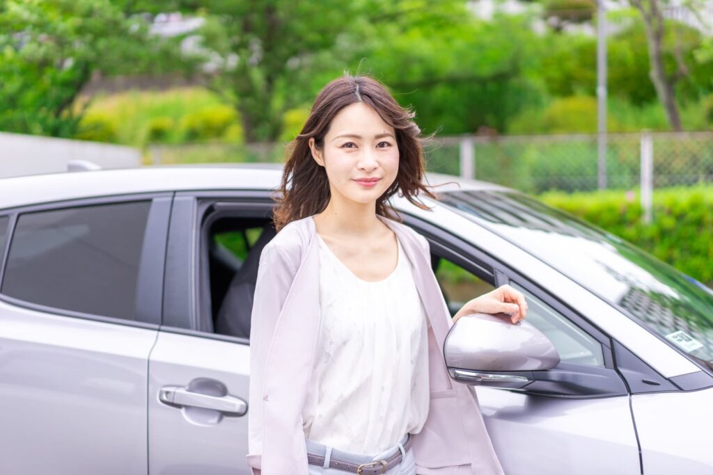 営業でフィットのレンタカーを活用する女性