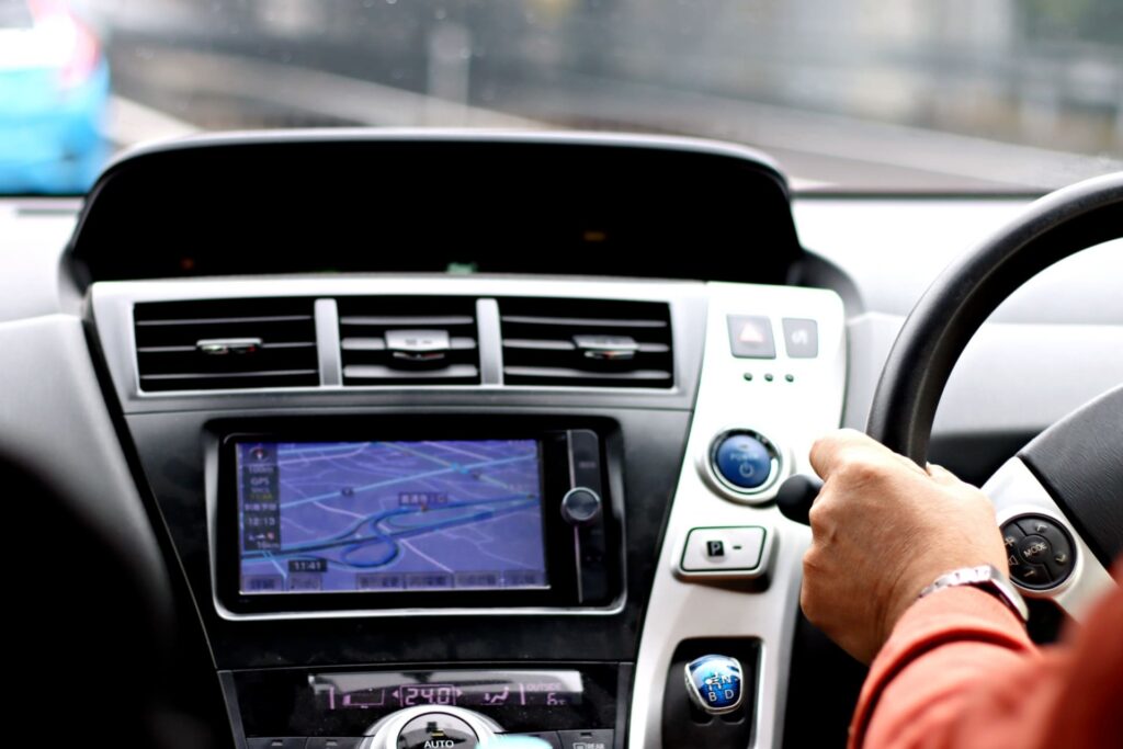 プリウスで通勤する男性の手元