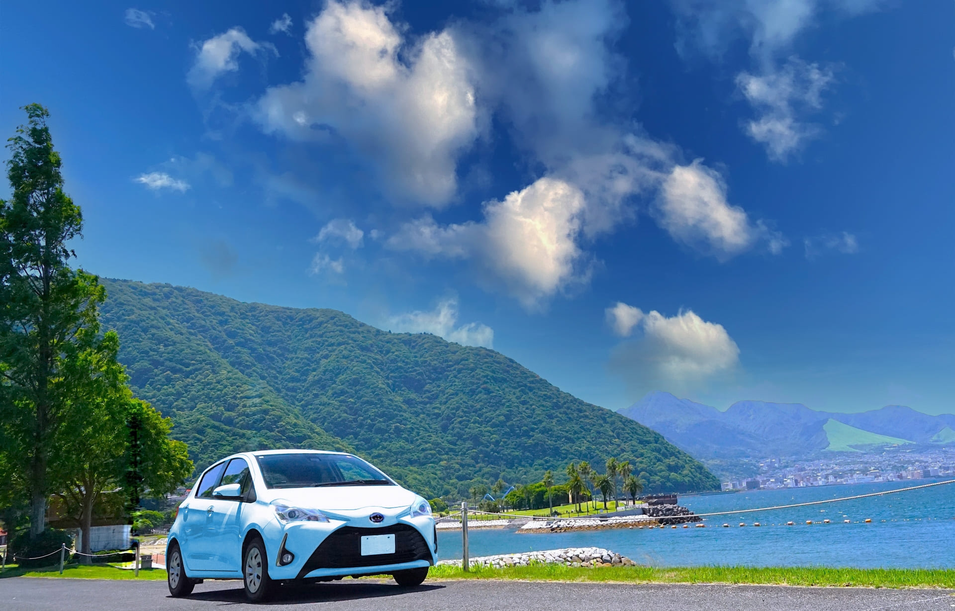 ヴィッツのレンタカーでドライブする様子