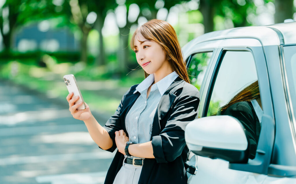 アクアのレンタカーを営業車として利用する女性