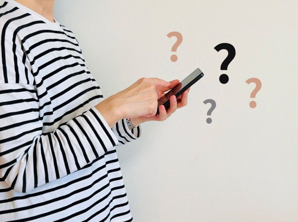 トヨタのアクアはどんな車かスマホ検索する様子