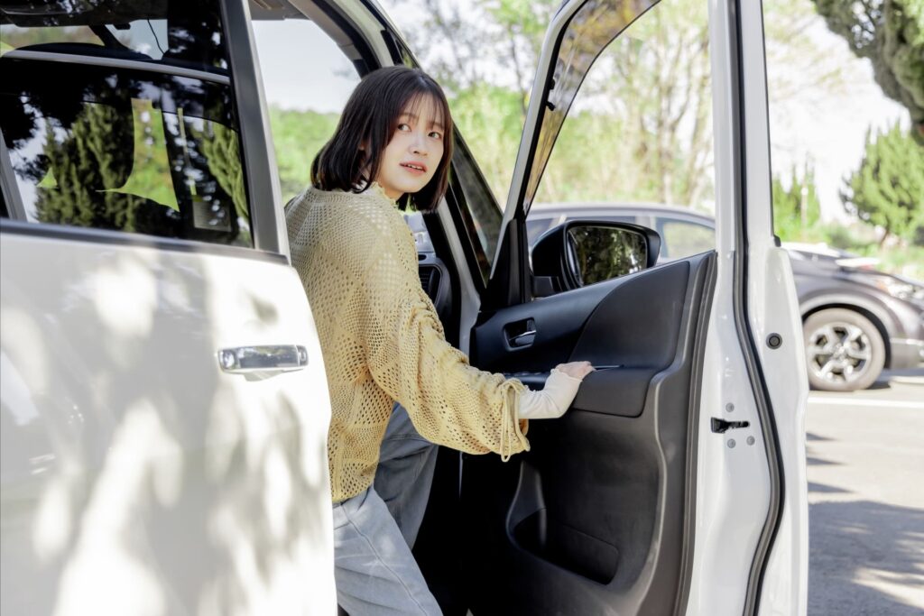 EKスペースをレンタカーで利用する女性