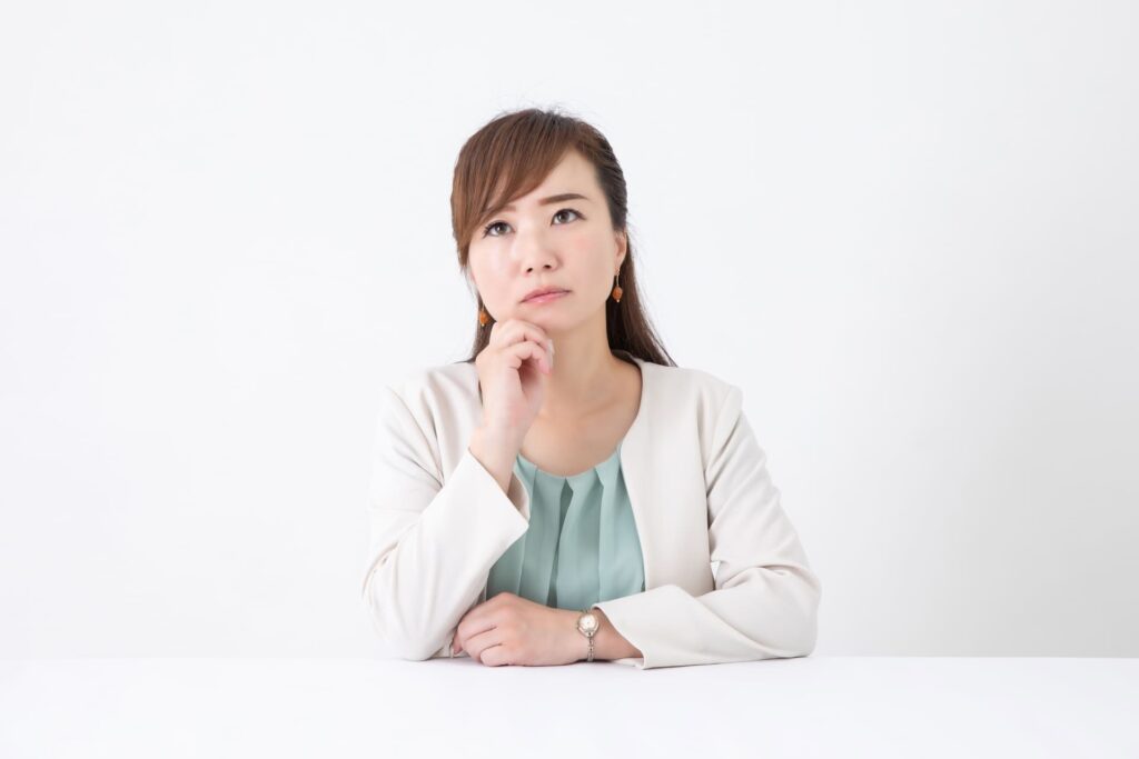 三菱のEKスペースについて考える女性